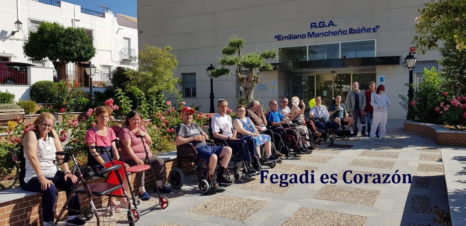 Imagen de personas delante del Centro RGA Emilio Mancheño Ibáñez de Espera